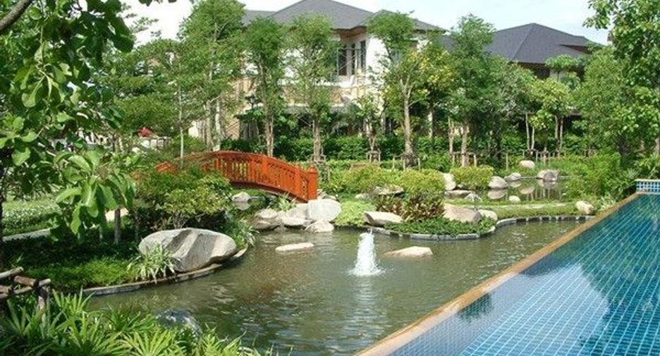 For rent 4 bedrooms house in Watthana, Bangkok