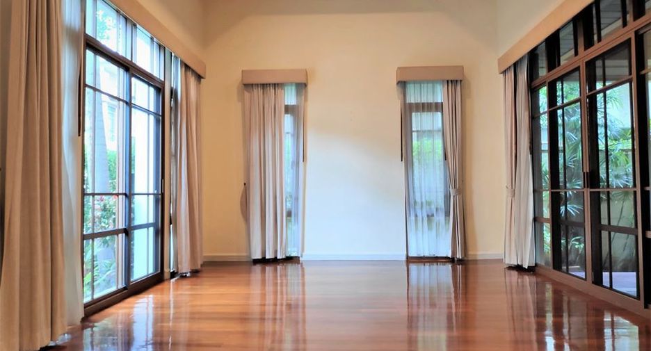 For rent 4 bedrooms house in Watthana, Bangkok