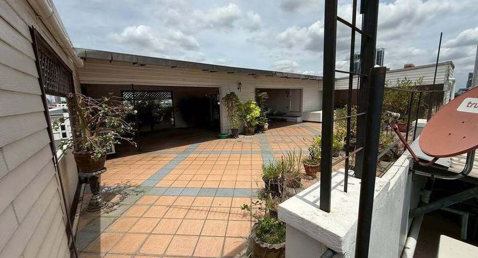 For sale and for rent office in Huai Khwang, Bangkok