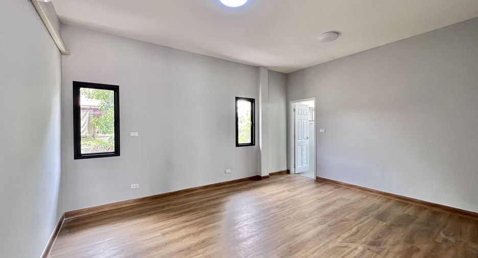 For rent 4 bedrooms villa in Huai Khwang, Bangkok