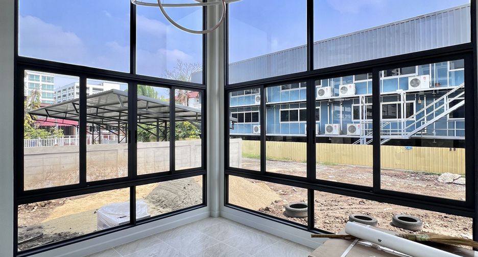 For rent 4 bedrooms villa in Huai Khwang, Bangkok