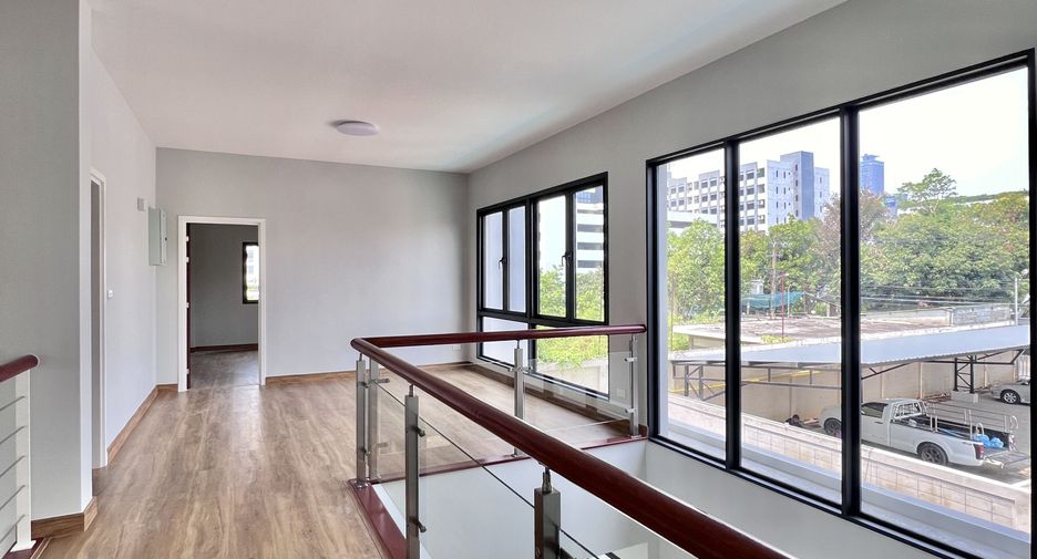 For rent 4 bedrooms villa in Huai Khwang, Bangkok