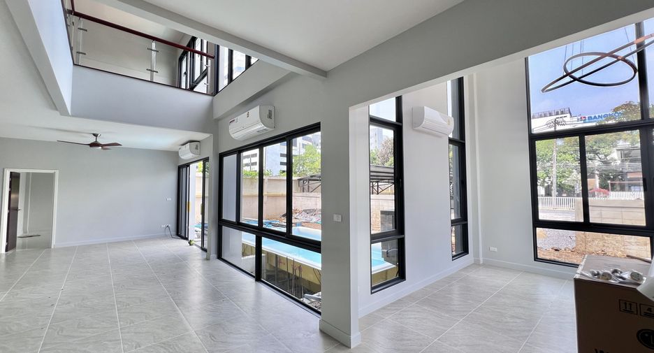 For rent 4 bedrooms villa in Huai Khwang, Bangkok