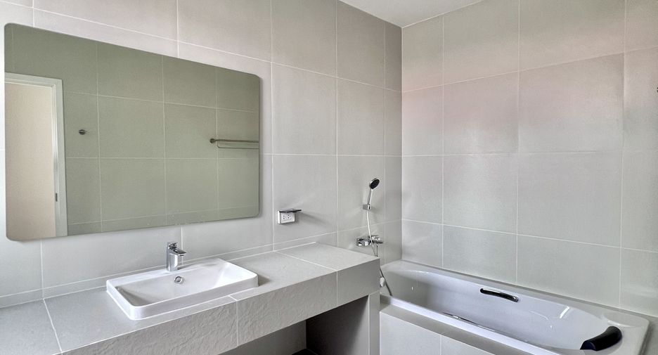 For rent 4 bedrooms villa in Huai Khwang, Bangkok
