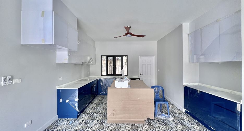 For rent 4 bedrooms villa in Huai Khwang, Bangkok