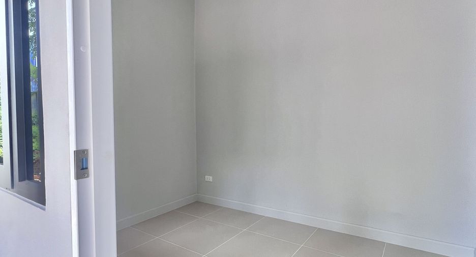 For rent 4 bedrooms villa in Huai Khwang, Bangkok