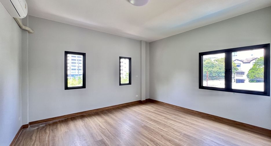 For rent 4 bedrooms villa in Huai Khwang, Bangkok
