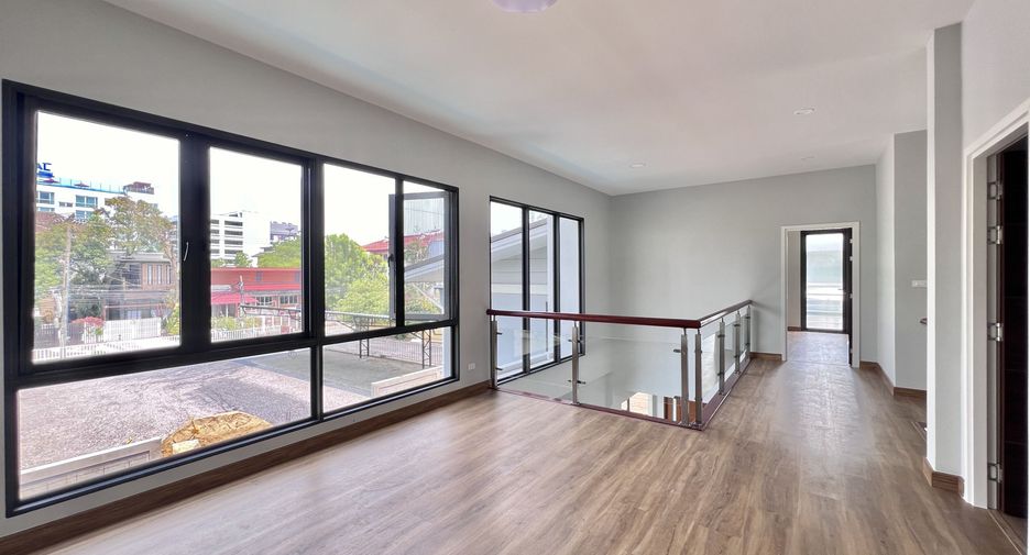 For rent 4 bedrooms villa in Huai Khwang, Bangkok