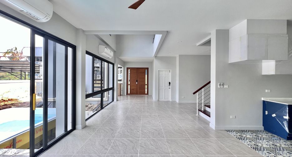 For rent 4 bedrooms villa in Huai Khwang, Bangkok
