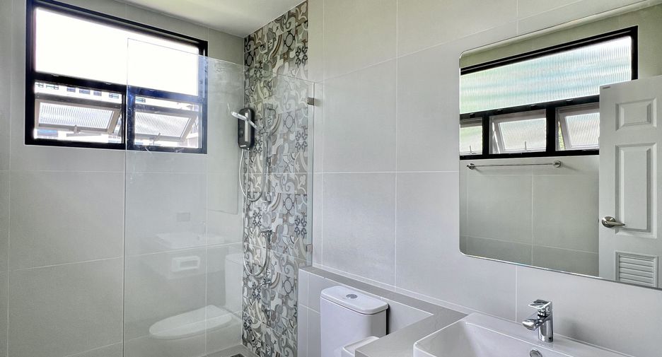 For rent 4 bedrooms villa in Huai Khwang, Bangkok