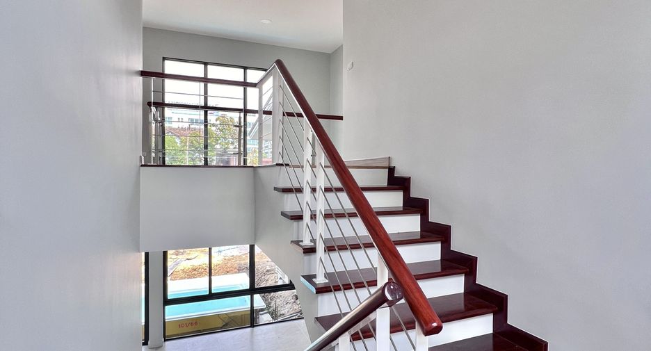 For rent 4 bedrooms villa in Huai Khwang, Bangkok