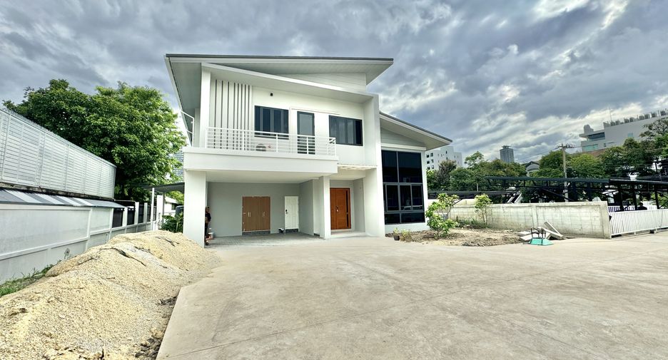 For rent 4 bedrooms villa in Huai Khwang, Bangkok