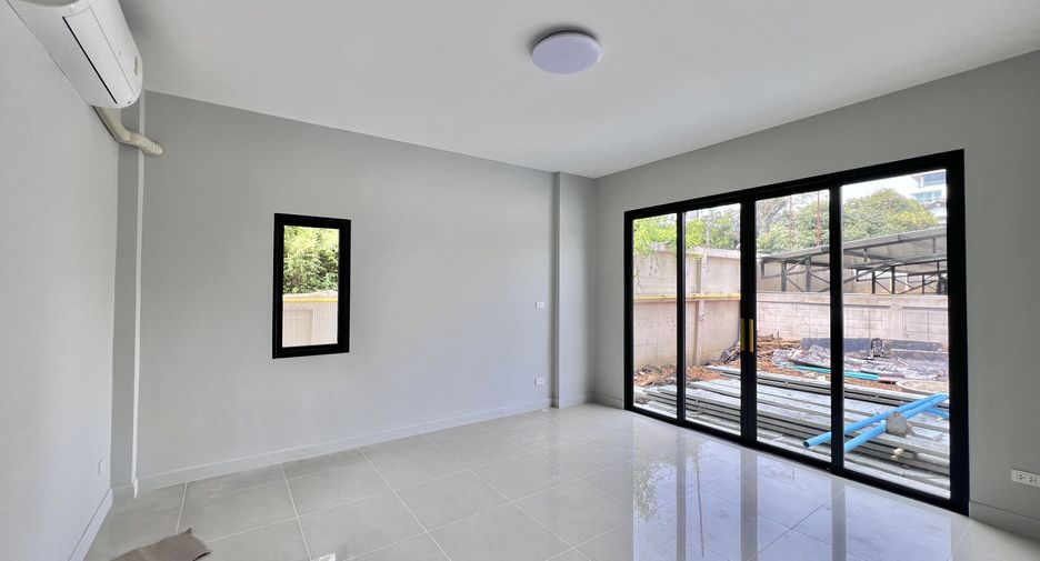 For rent 4 bedrooms villa in Huai Khwang, Bangkok
