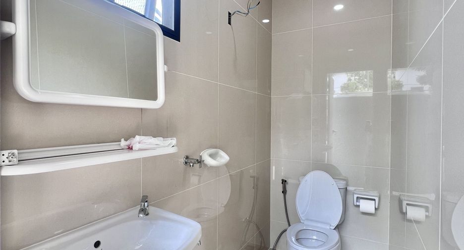 For rent 4 bedrooms villa in Huai Khwang, Bangkok