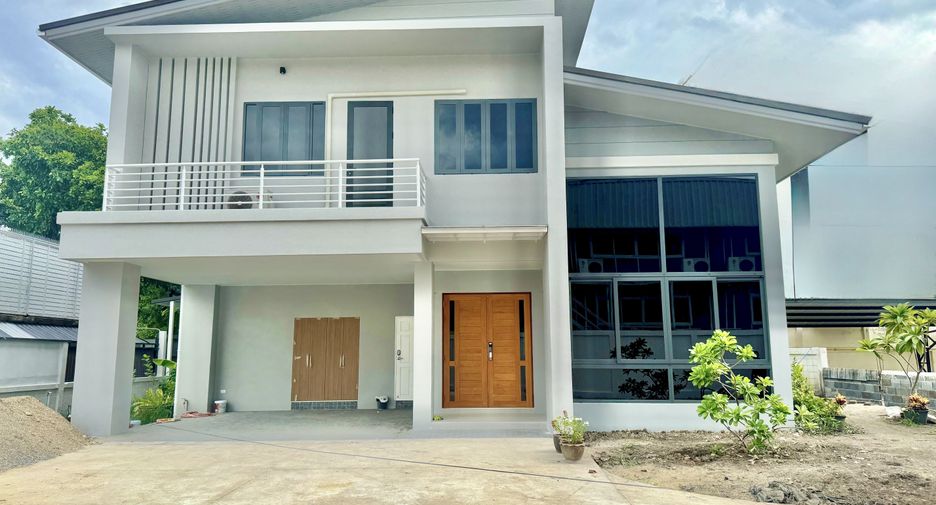 For rent 4 bedrooms villa in Huai Khwang, Bangkok