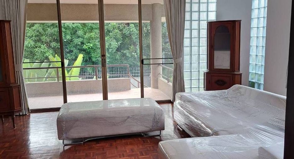 À louer 3 chambres maison de ville à Phaya Thai, Bangkok
