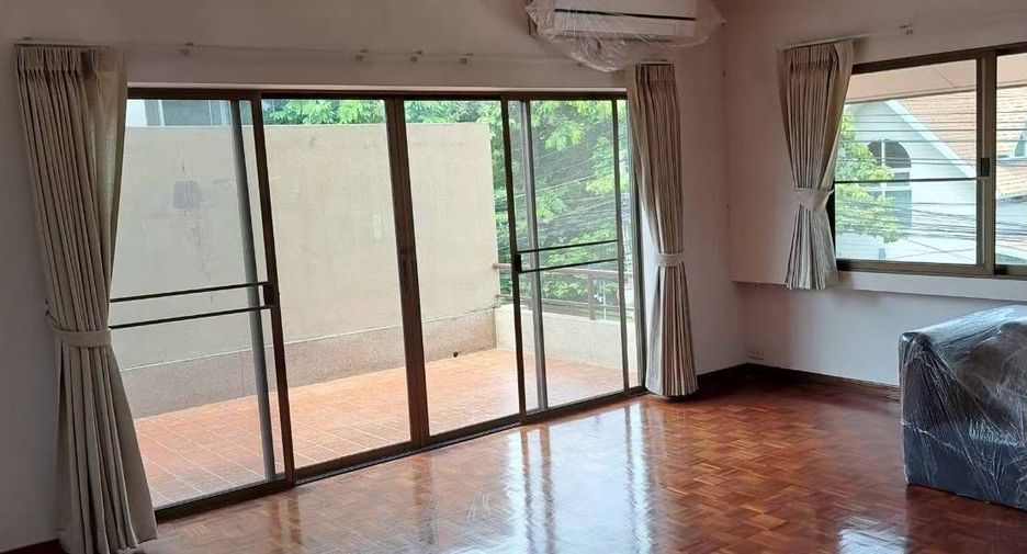 À louer 3 chambres maison de ville à Phaya Thai, Bangkok