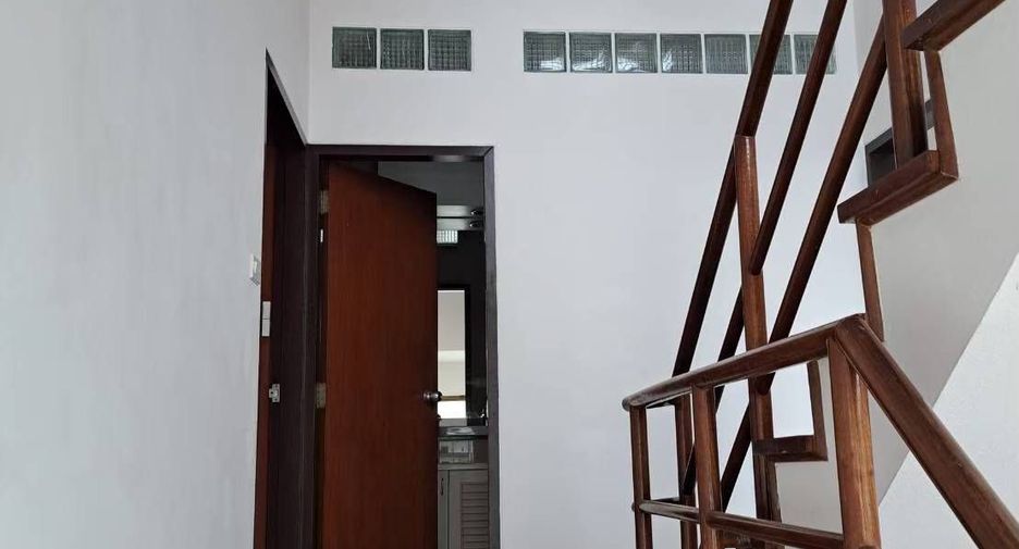 À louer 3 chambres maison de ville à Phaya Thai, Bangkok