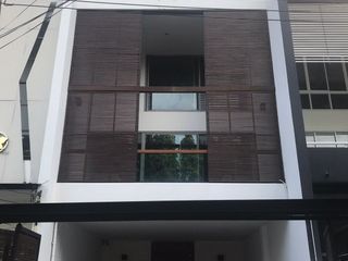 Casa adosada en alquiler de 3 habitaciones en Khlong Toei, Bangkok