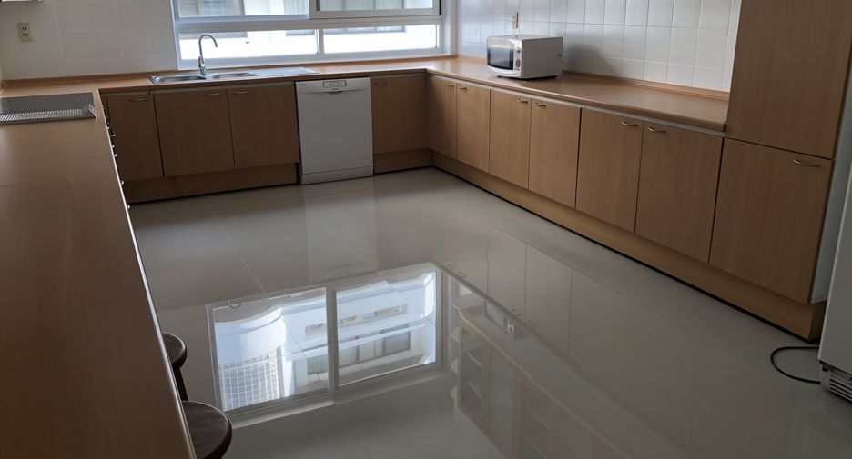 For rent 3 bedrooms apartment in Khlong Toei, Bangkok