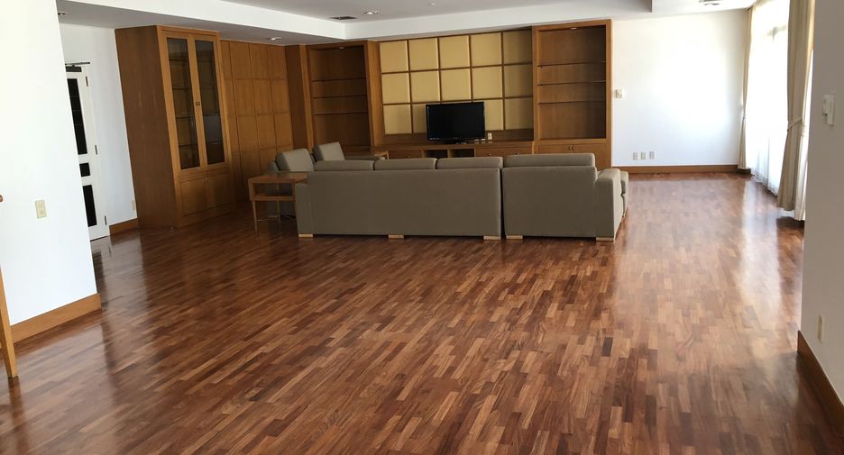 For rent 3 bedrooms apartment in Khlong Toei, Bangkok