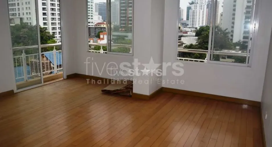 For sale 4 bedrooms condo in Watthana, Bangkok
