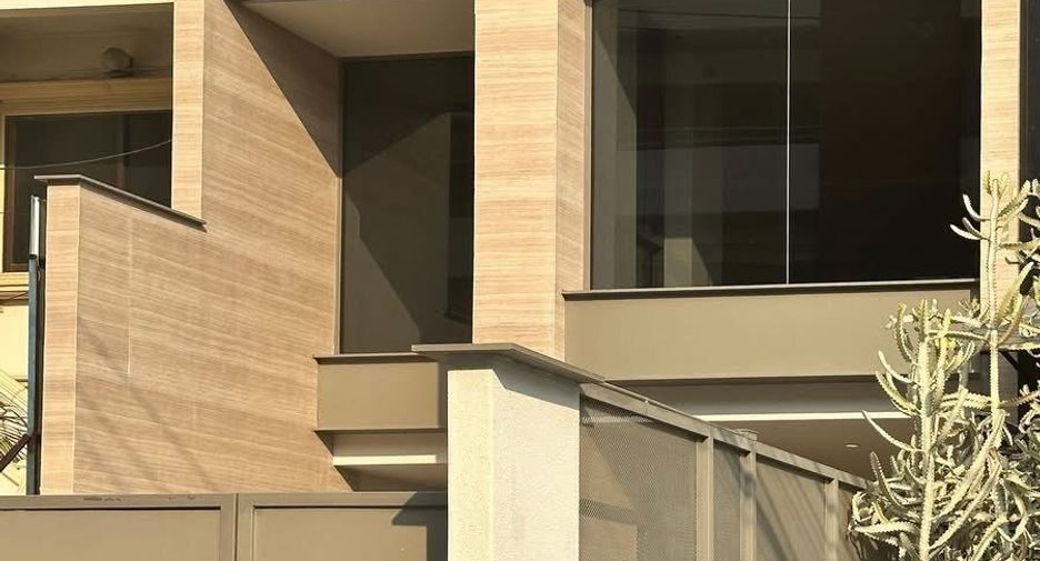 Casa adosada en venta de 5 habitaciones en Watthana, Bangkok