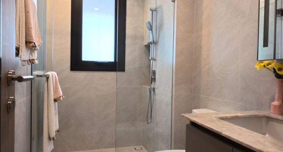 For rent 3 bedrooms condo in Huai Khwang, Bangkok