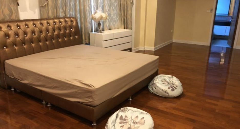 For sale and for rent 5 bedrooms villa in Taling Chan, Bangkok