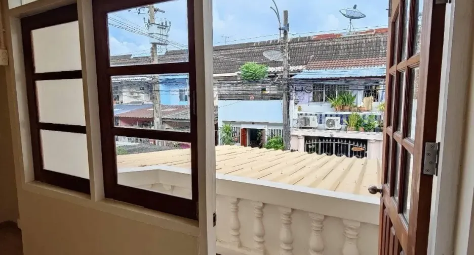 For sale 3 bedrooms townhouse in Mueang Samut Prakan, Samut Prakan