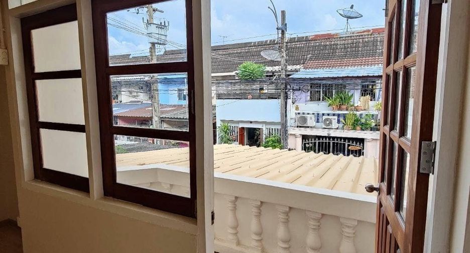 Casa adosada en venta de 3 habitaciones en Mueang Samut Prakan, Samut Prakan