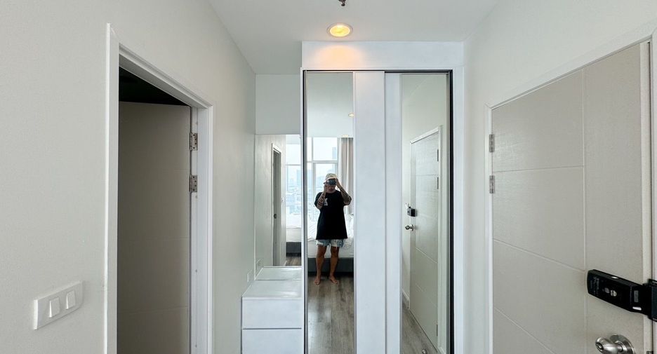 For rent 2 bedrooms condo in Sathon, Bangkok