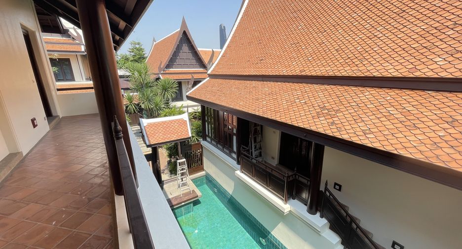 For rent 3 bedrooms house in Khlong Toei, Bangkok