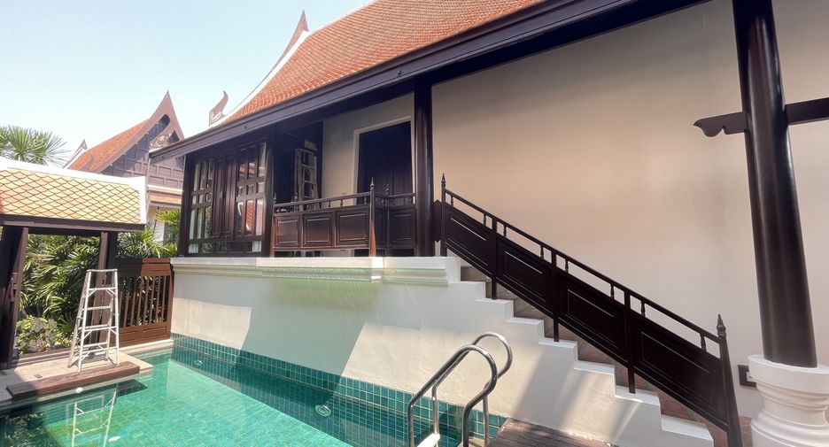 For rent 3 bedrooms house in Khlong Toei, Bangkok
