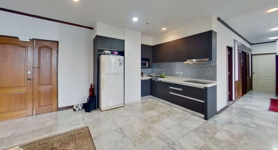 For rent 3 bedrooms condo in Sathon, Bangkok