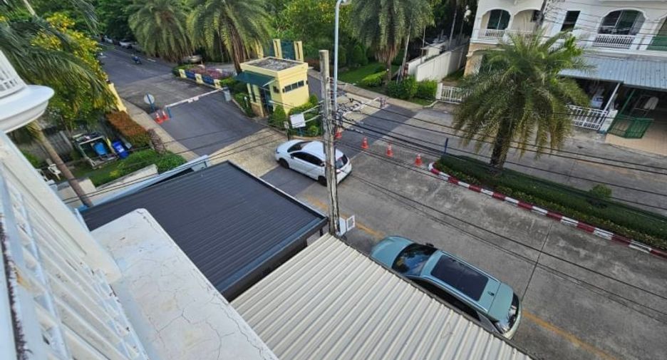 Reihenhaus zum Kauf und zur Miete mit 3 Zimmer in Phasi Charoen, Bangkok