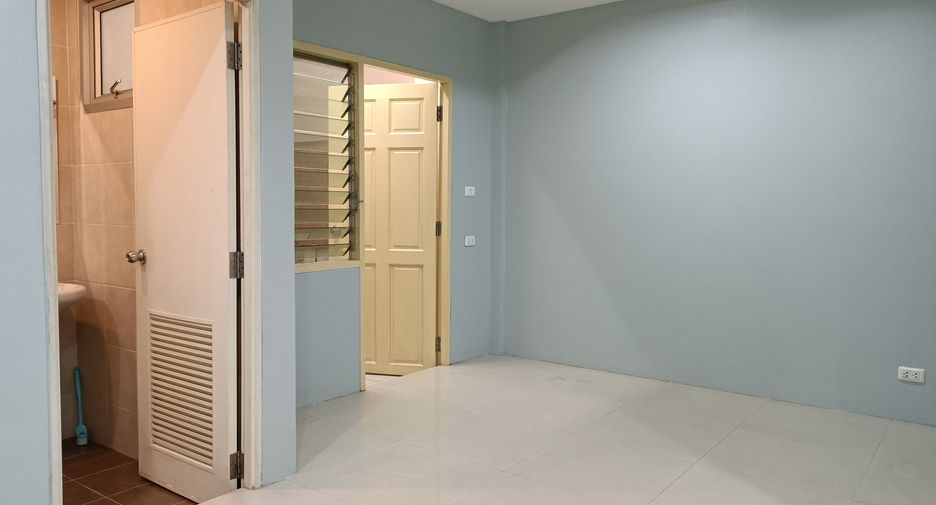 For sale 6 bedrooms townhouse in Bang Khae, Bangkok