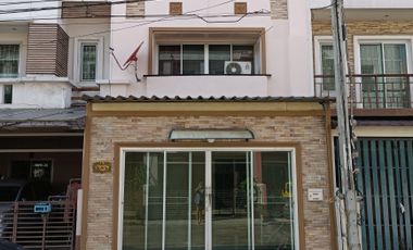 Casa adosada en venta de 6 habitaciones en Bang Khae, Bangkok
