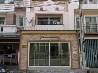 For sale 6 ベッドルーム townhouse in Bang Khae, Bangkok