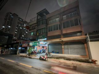 Casa adosada en alquiler de 3 habitaciones en Huai Khwang, Bangkok