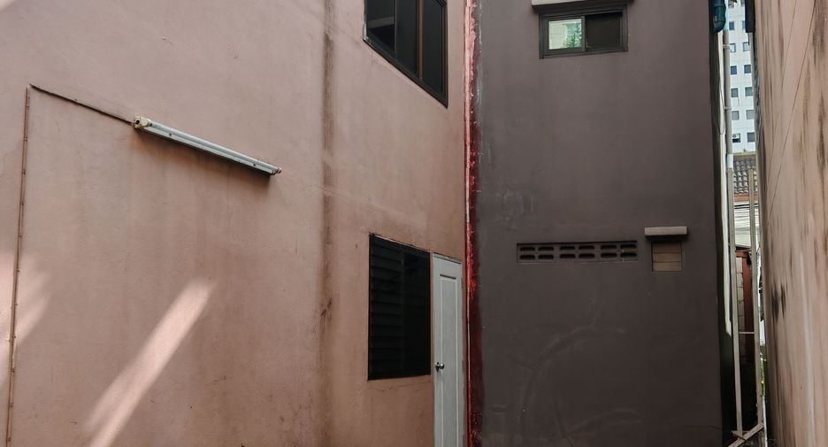 For rent 3 bedrooms townhouse in Huai Khwang, Bangkok