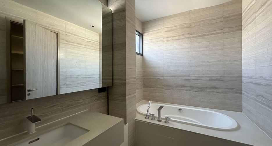 Haus zur Miete mit 4 Zimmer in Huai Khwang, Bangkok