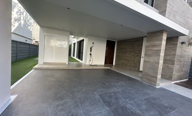 For rent 4 bedrooms house in Huai Khwang, Bangkok