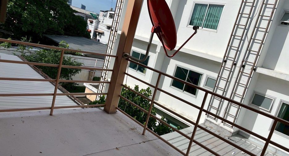 Casa adosada en alquiler de 4 habitaciones en Yan Nawa, Bangkok
