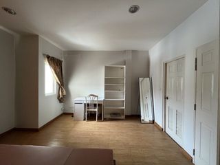 For rent 4 bedrooms townhouse in Yan Nawa, Bangkok