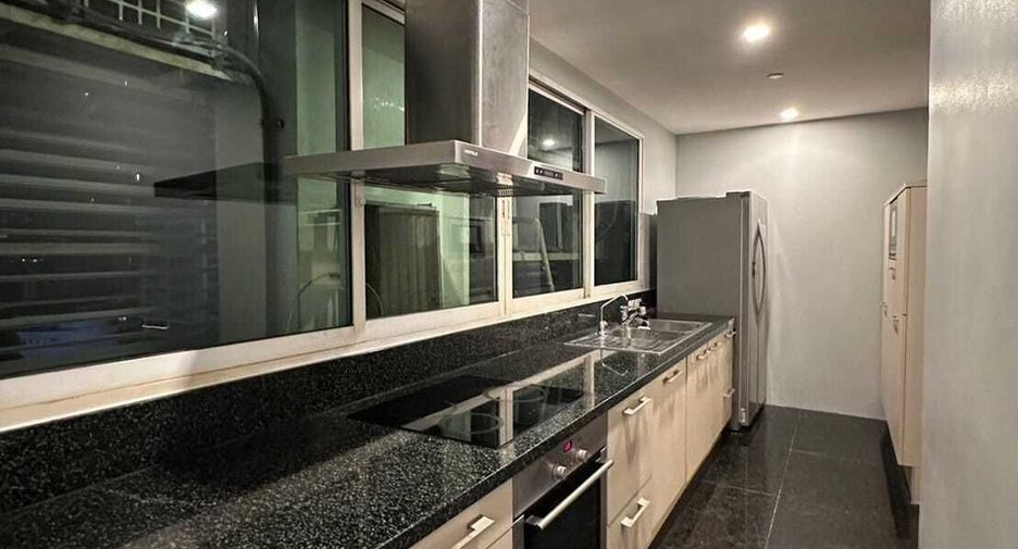 For rent 3 bedrooms condo in Khlong Toei, Bangkok