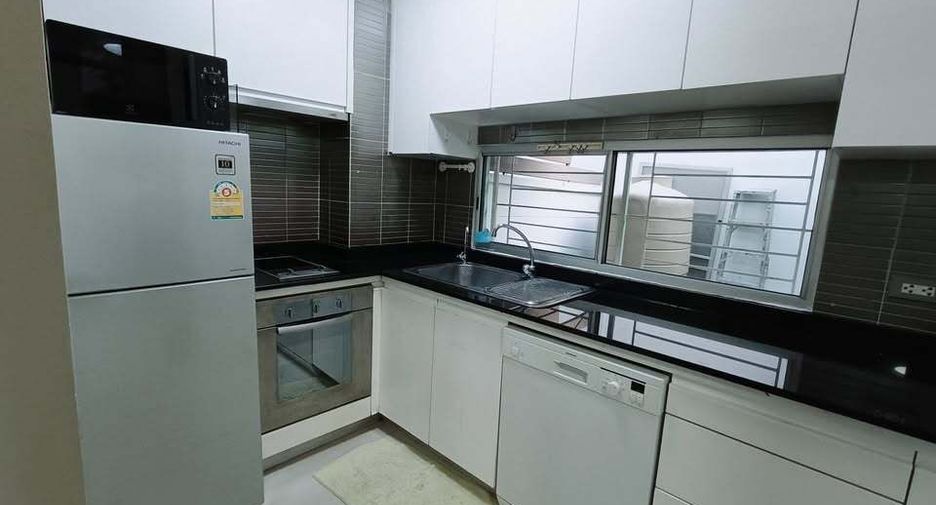 For rent 3 bedrooms townhouse in Bang Kapi, Bangkok