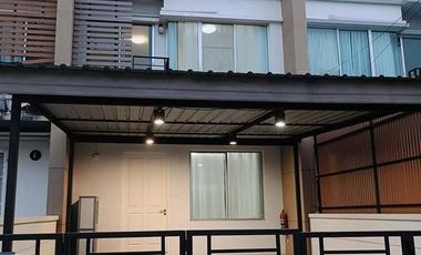 For rent 3 bedrooms townhouse in Bang Kapi, Bangkok
