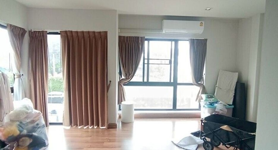For sale 3 bedrooms townhouse in Don Mueang, Bangkok
