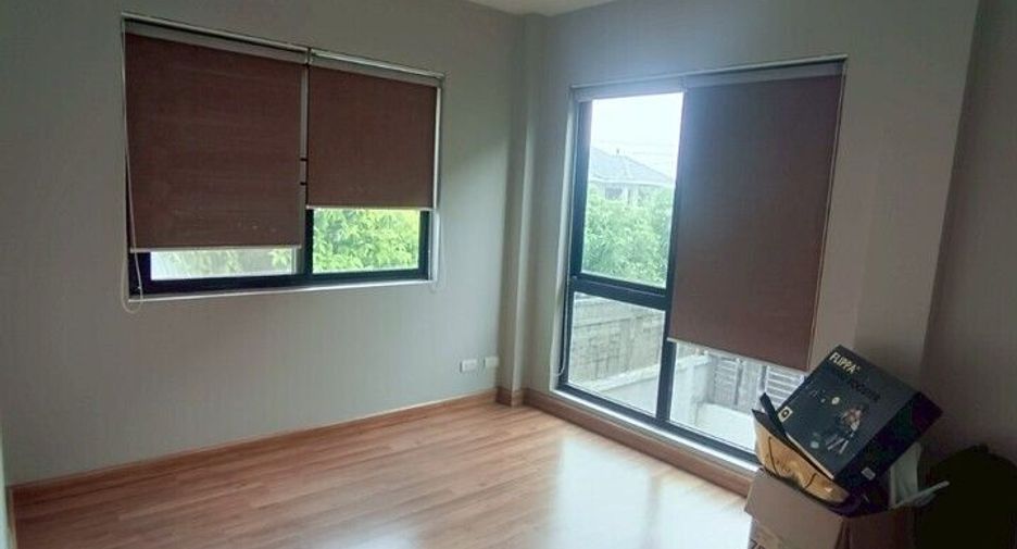 For sale 3 bedrooms townhouse in Don Mueang, Bangkok